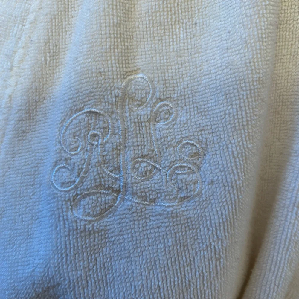 Luxurious White Bathrobe - Picture 3 of 5